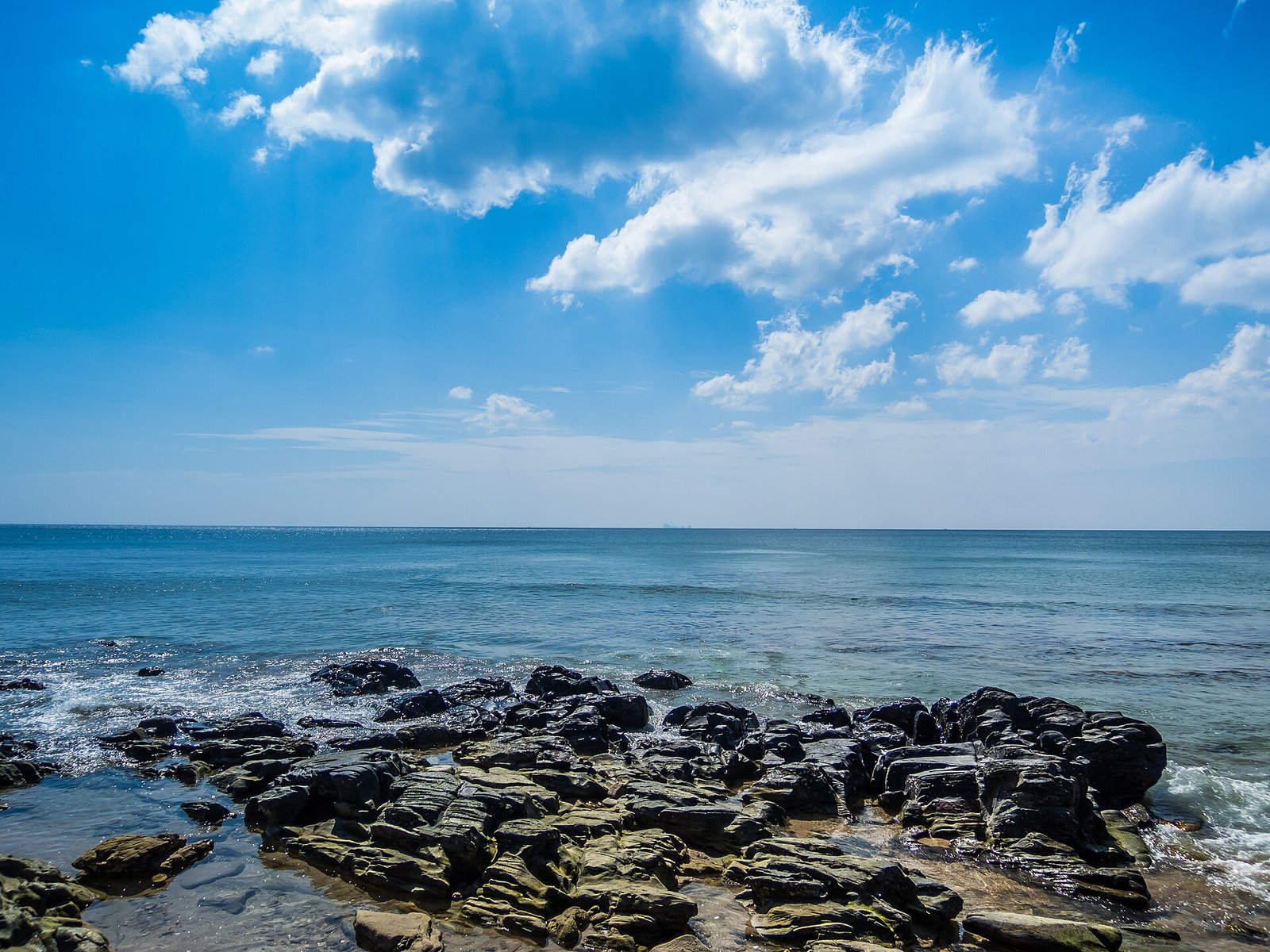 Auf Ko Lanta findet man die viele der schönsten Strände in Thailand. Ko Lanta is a beautiful beach island. — Photo: dronepicr, CC BY 2.0, via Wikimedia Commons