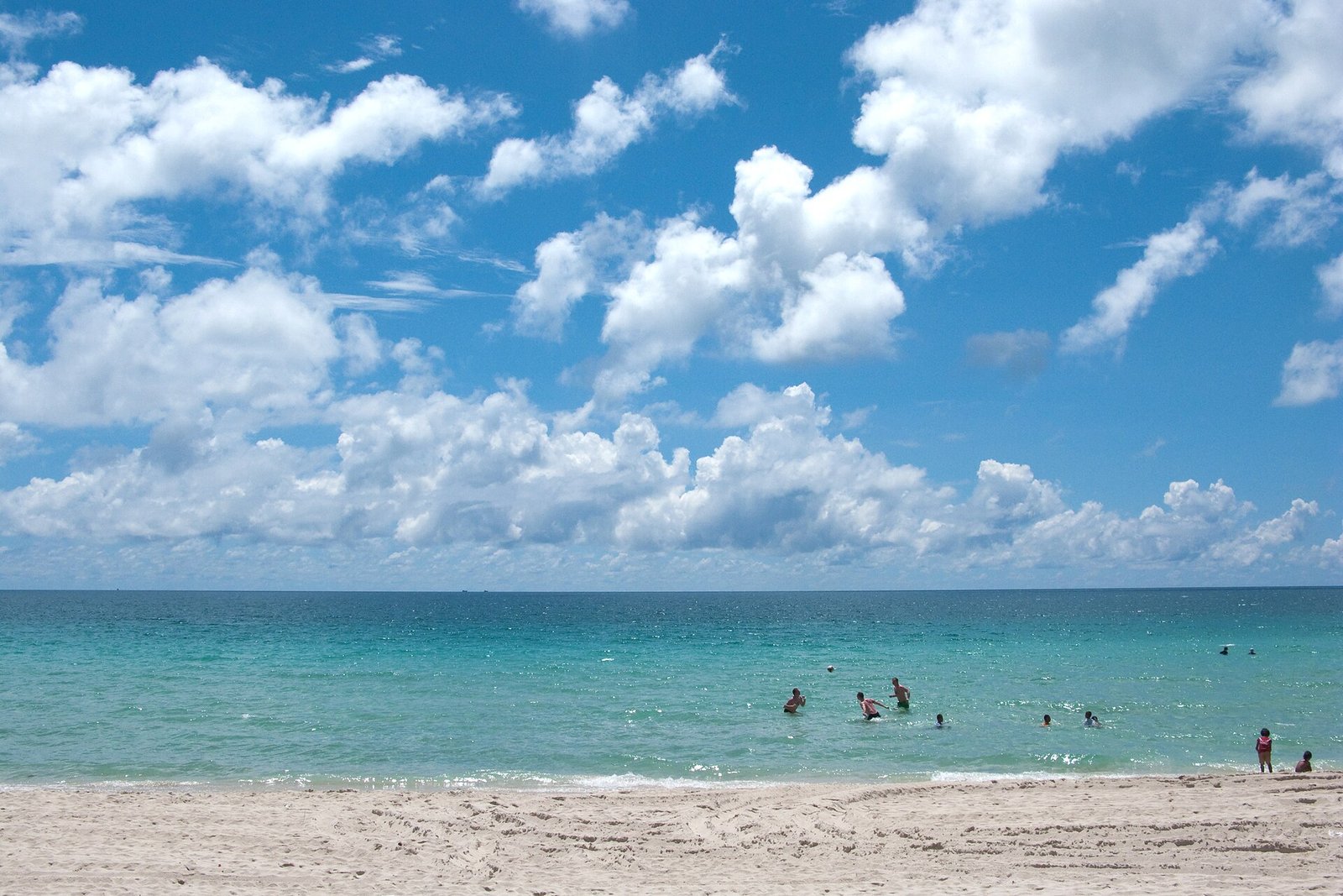 Sea beach. Blue sky. Koh Samui, Surat Thani, Thailand. — Photo: Vyacheslav Argenberg, CC BY 4.0, via Wikimedia Commons