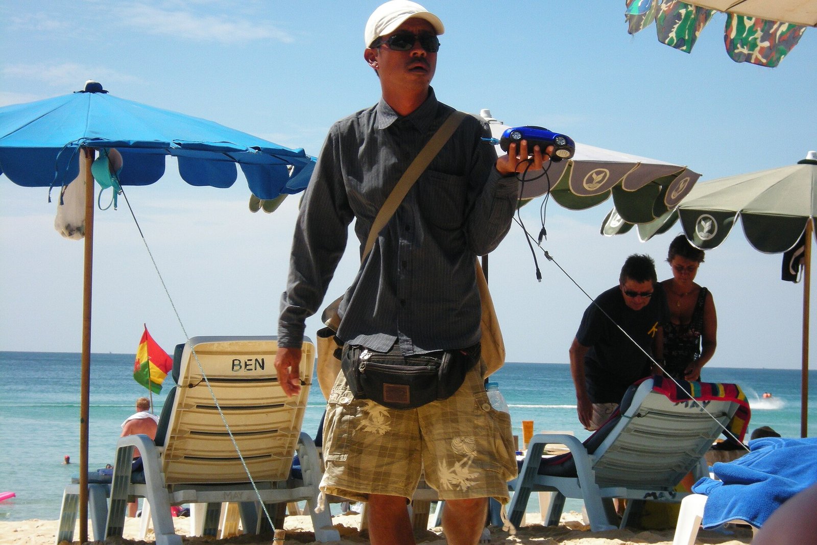 Продавцы на пляже Остров Пхукет, Таиланд. Январь-февраль 2013 Traders on the beach Phuket island, Thailand. January-February 2013 — Photo: Alexander Baranov from Montpellier, France, CC BY 2.0, via Wikimedia Commons
