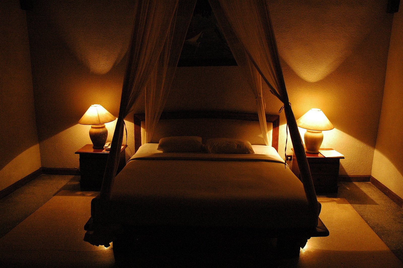 Bedroom at Tony's Villa. — Photo: User: (WT-shared) Jpatokal at wts wikivoyage, CC BY-SA 4.0, via Wikimedia Commons