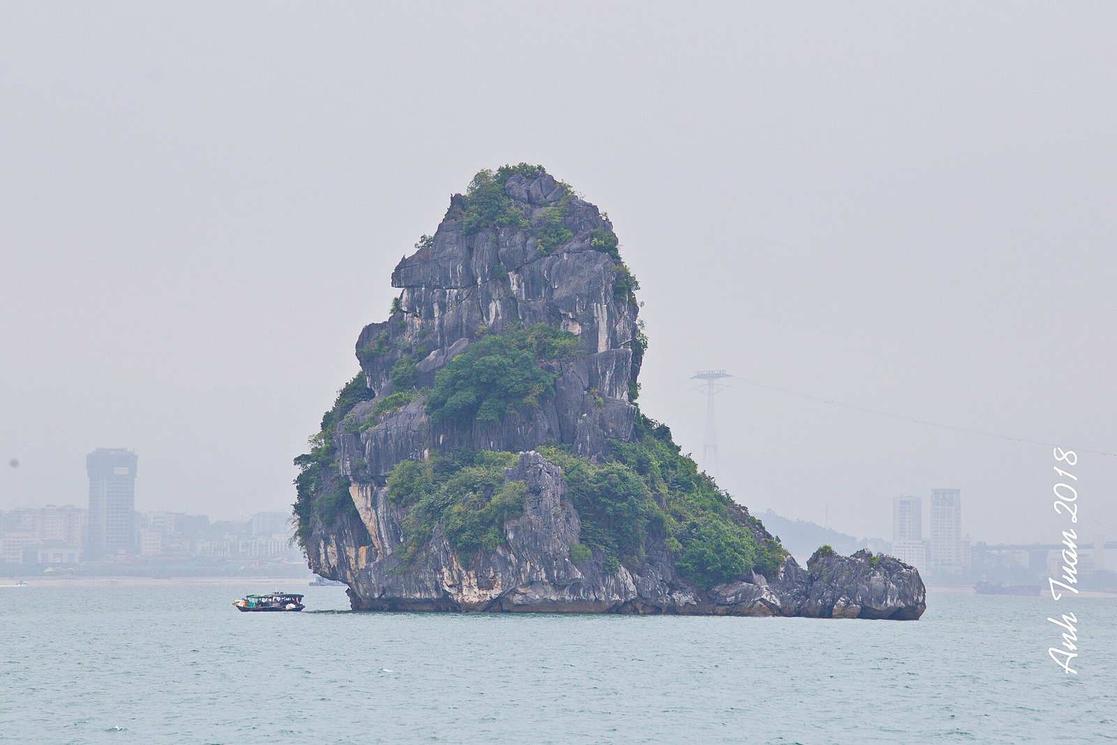 Ha Long Bay (Vietnamese: Vịnh Hạ Long) is a UNESCO World Heritage Site and popular travel destination in Quang Ninh Province, Vietnam. The n — Photo: Le Anh Tuan, Public domain, via Wikimedia Commons