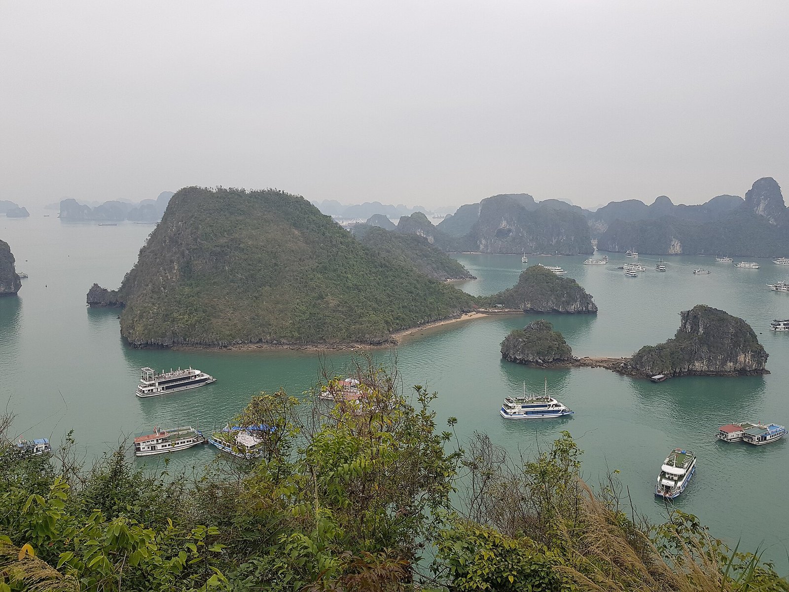 Halong Bay Titov island — Photo: Andre Hospers, CC BY 4.0, via Wikimedia Commons