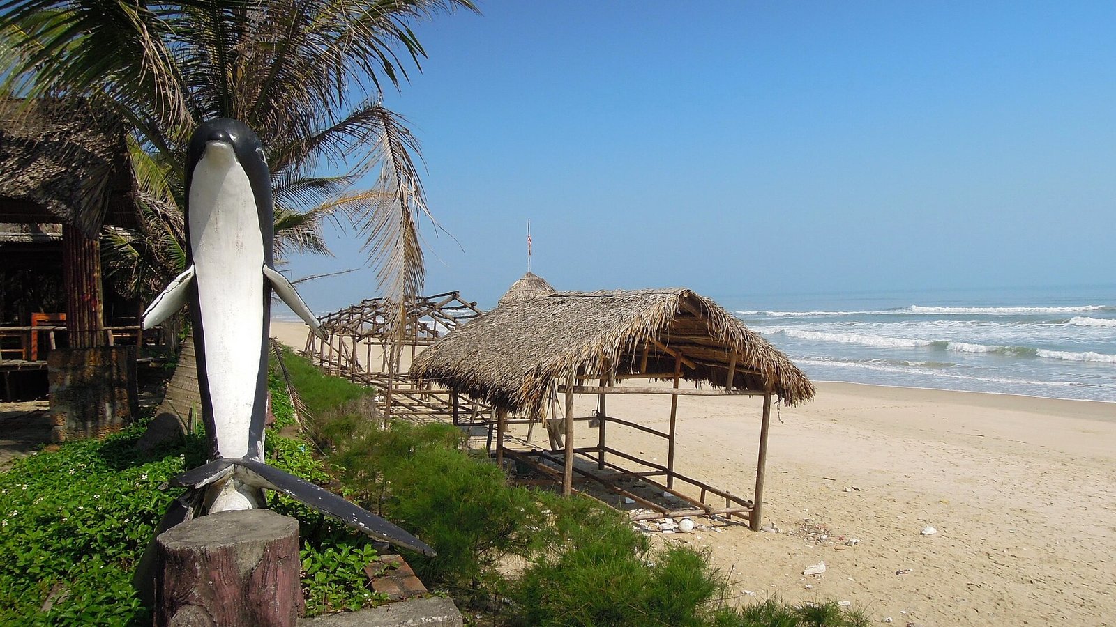 <a href="http://www.lonelyplanet.com/vietnam/central-vietnam/lang-co-beach" rel="nofollow">Lang Co</a> is an attractive island-l — Photo: David McKelvey from Brisbane, Australia, CC BY 2.0, via Wikimedia Commons