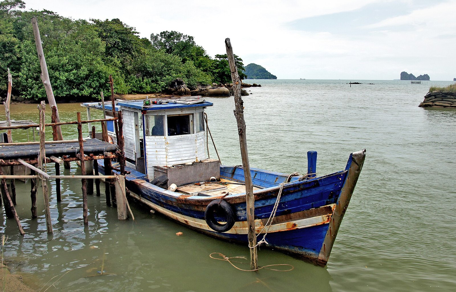 Forested hills, romantic white-sand beaches and crystal-clear waters greet visitors to tropical Palau Langkawi, the largest of the 99 island — Photo: Bernard Spragg. NZ from Christchurch, New Zealand, CC0, via Wikimedia Commons