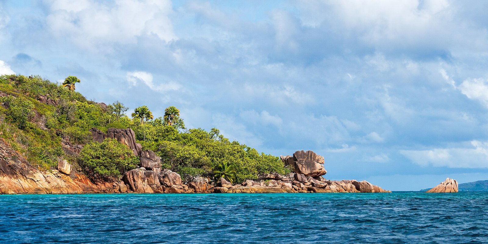 Granite rocks on the coast of Curieuse Island, Seychelles. — Photo: NorbertNagel, CC BY-SA 4.0, via Wikimedia Commons