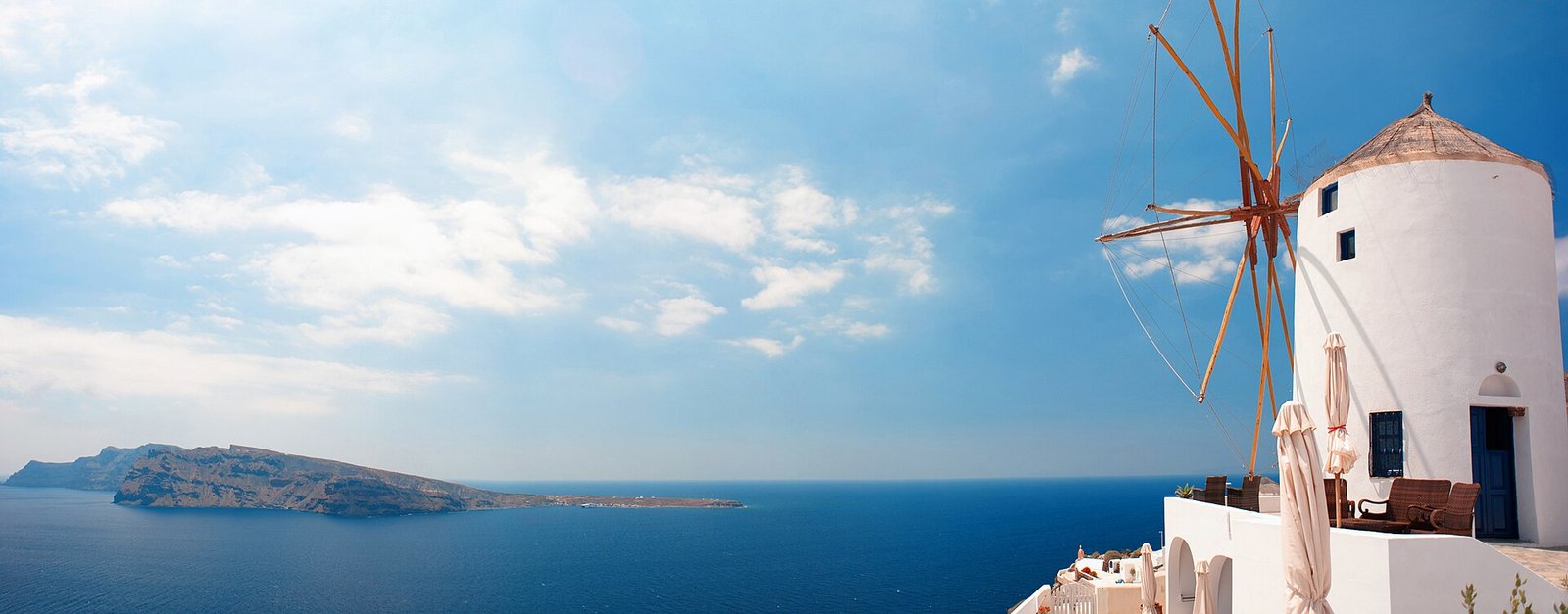 Oian coast waters (panoramic landscape). Santorini island (Thira), Greece. — Photo: Mstyslav Chernov, CC BY-SA 3.0, via Wikimedia Commons