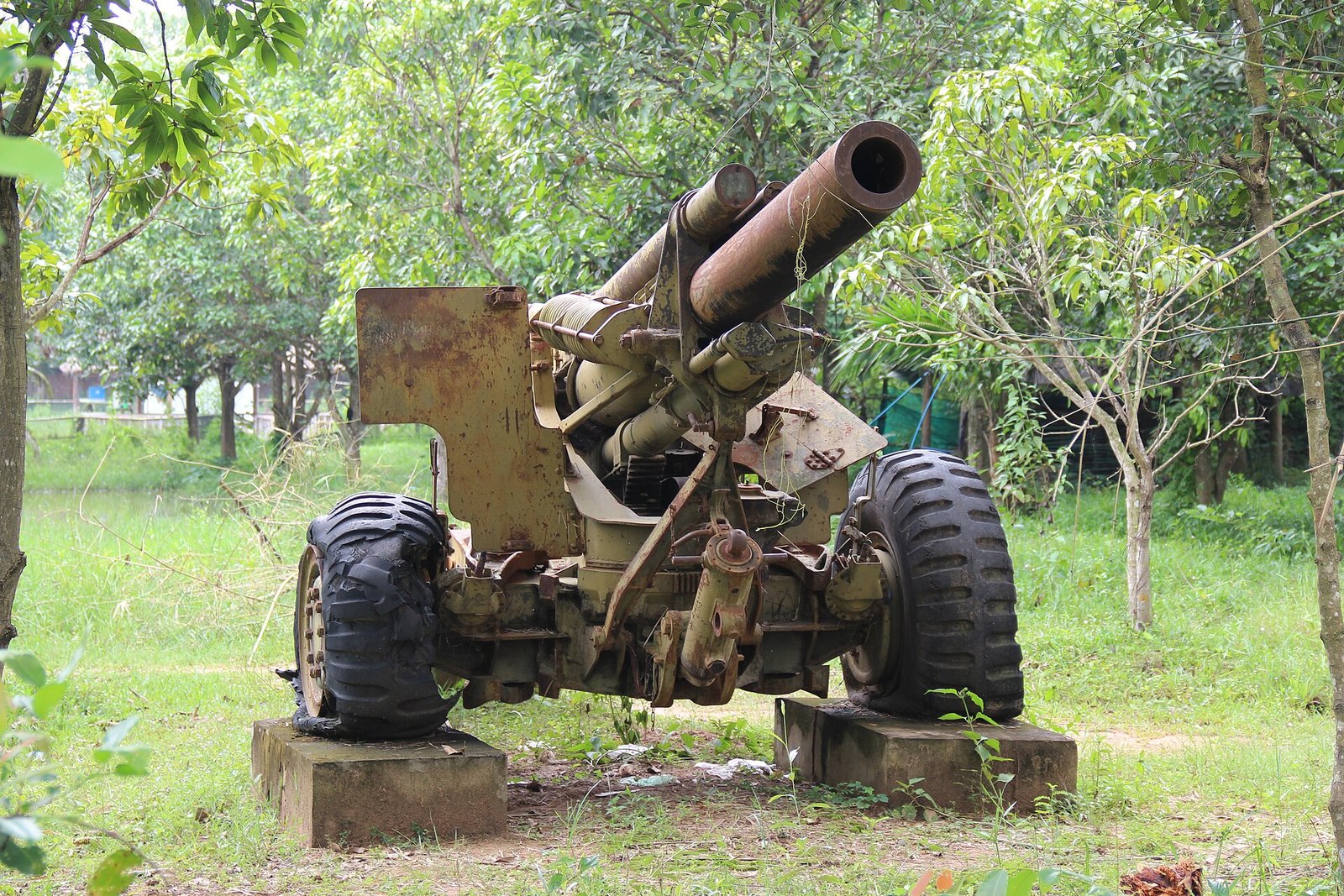 Cambodia War Museum, Siem Reap. Complete indexed photo collection at WorldHistoryPics.com. — Photo: Gary Todd from Xinzheng, China, CC0, via Wikimedia Commons