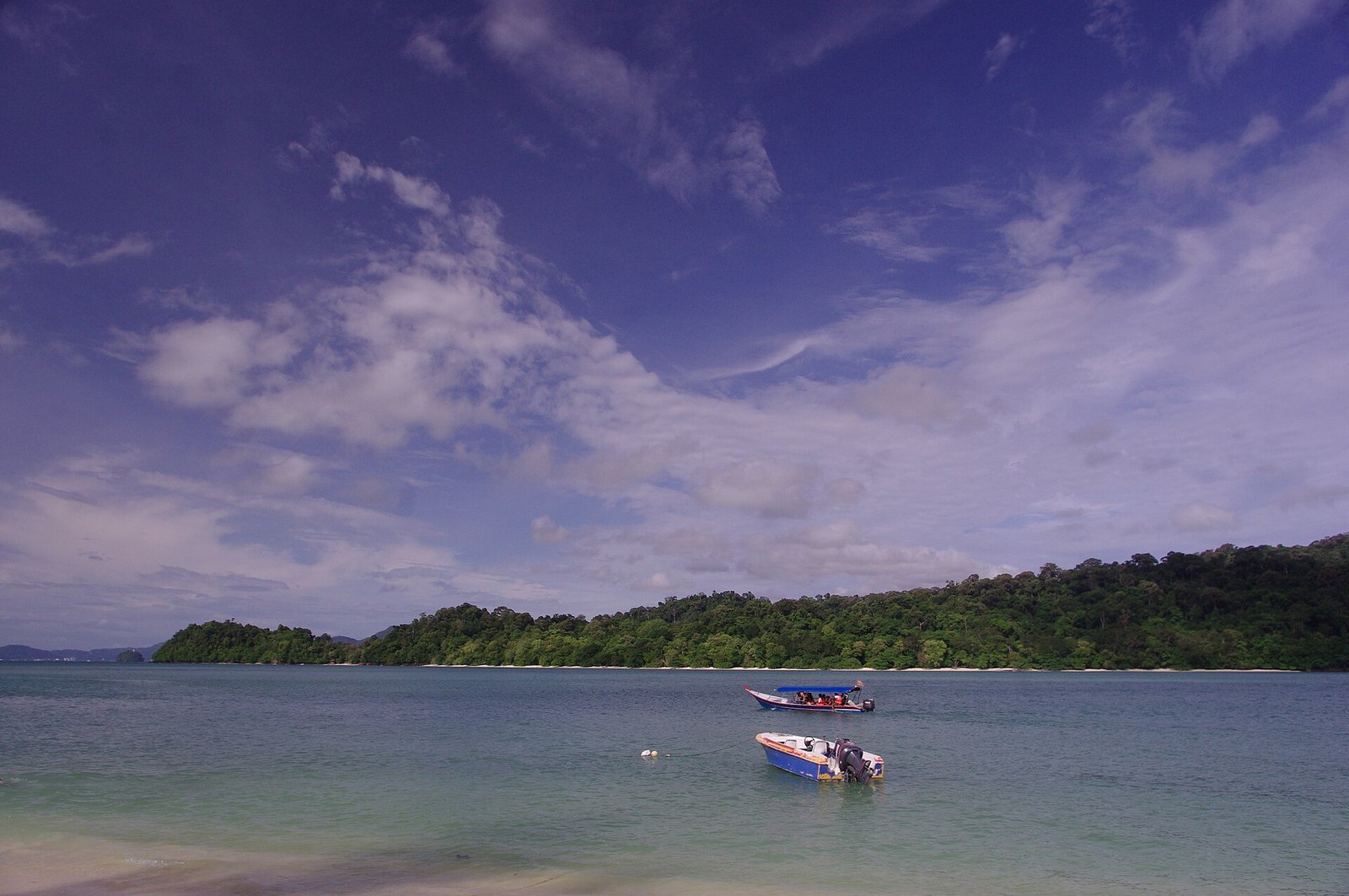 Half day trip to Langkawi.. managed to get the noon ferry and booked for an island hopping around 2:30... return back with the last 7pm ferr — Photo: Emran Kassim, CC BY 2.0, via Wikimedia Commons