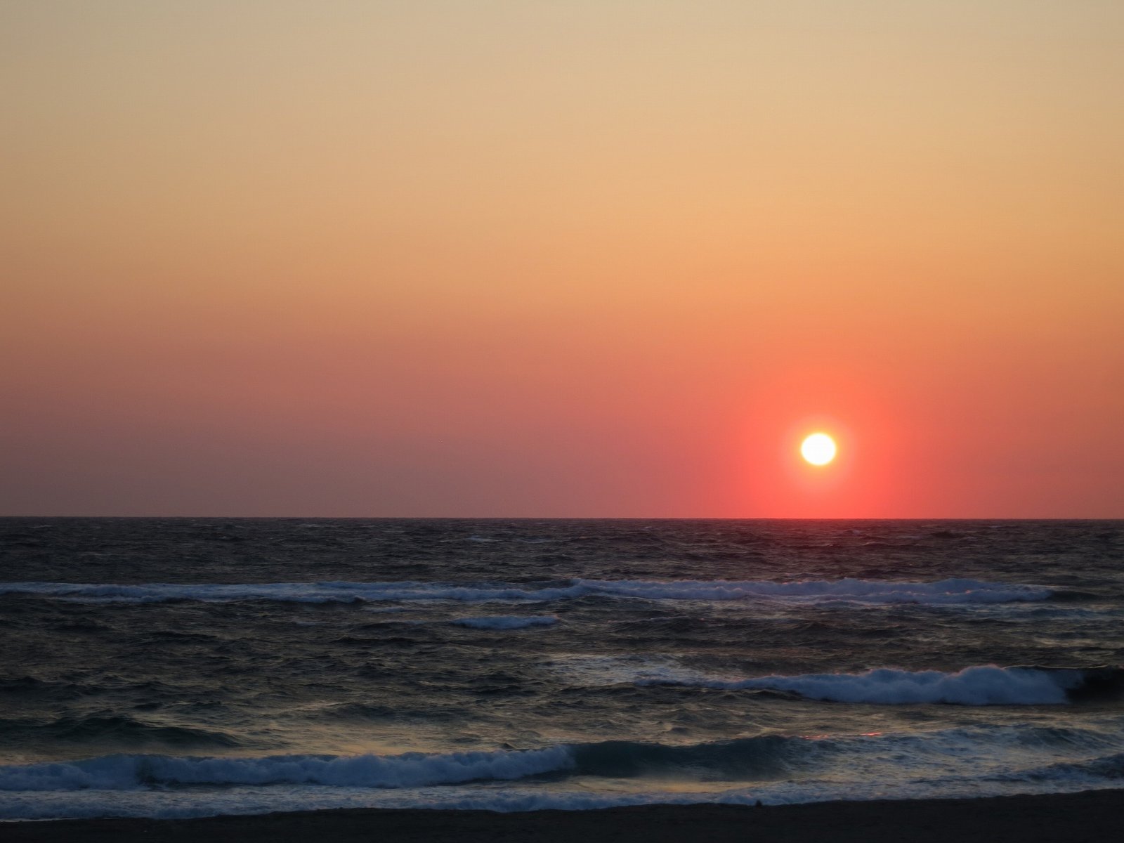 Sunset at Maehama Beach in Kozushima Village, Tokyo, Japan — Photo: Michael Tsutsui, CC BY-SA 3.0, via Wikimedia Commons