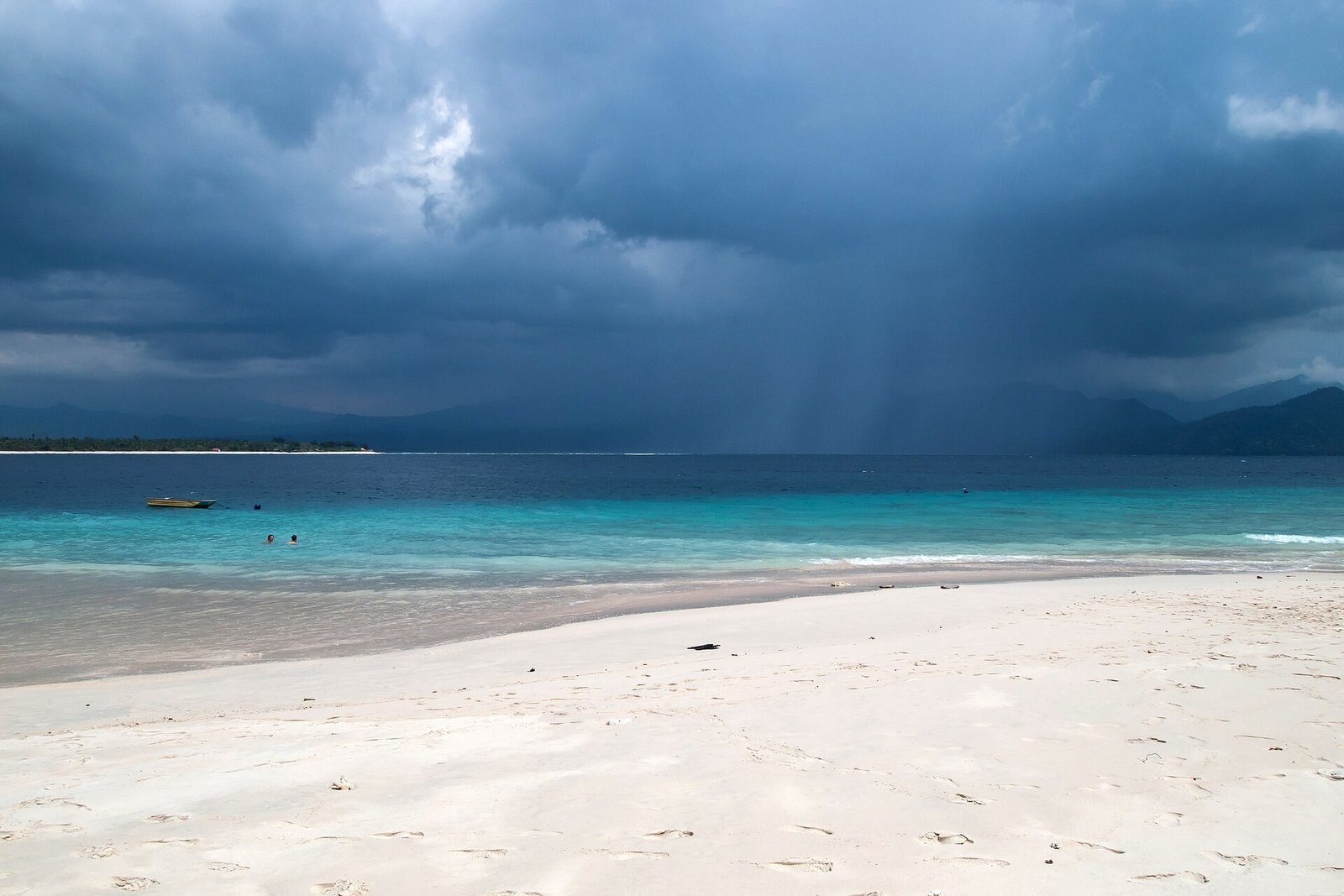Beach on the island. Tropical cyclone. Equatorial tropical thunderstorm clouds over the Lombok Strait, Gili Meno Island, West Nusa Tenggara, — Photo: Vyacheslav Argenberg, CC BY 4.0, via Wikimedia Commons