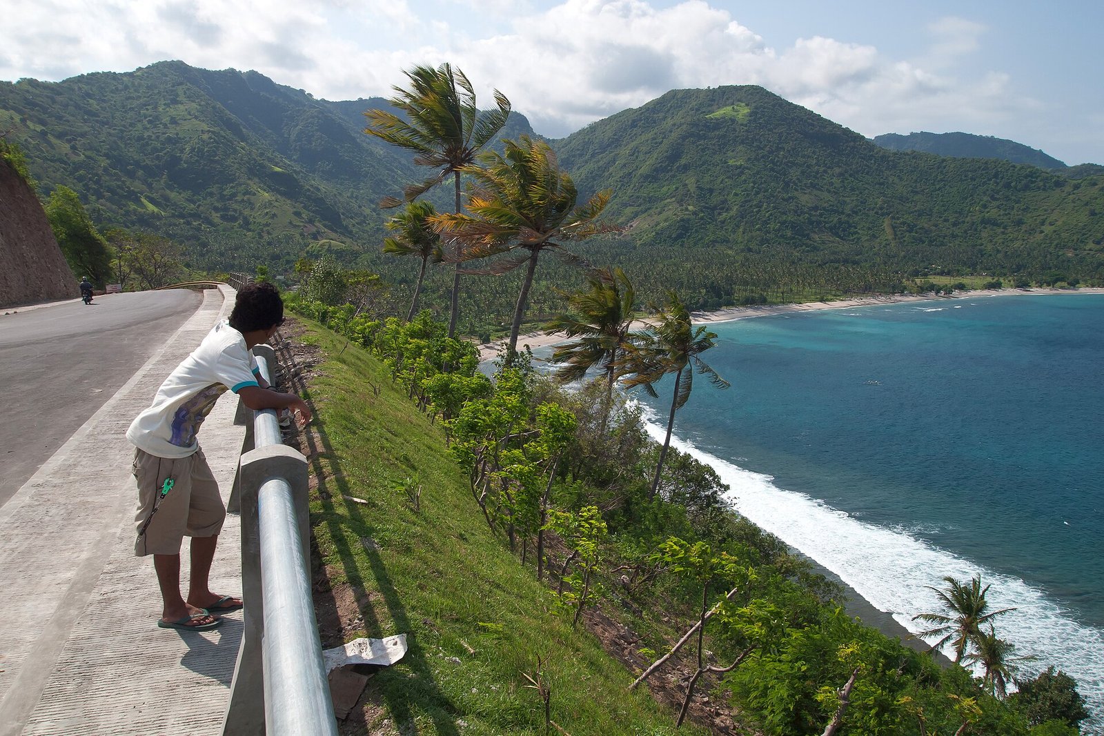 Island beach in the bay. Palm trees. Lombok, Indonesia. — Photo: Vyacheslav Argenberg, CC BY 4.0, via Wikimedia Commons
