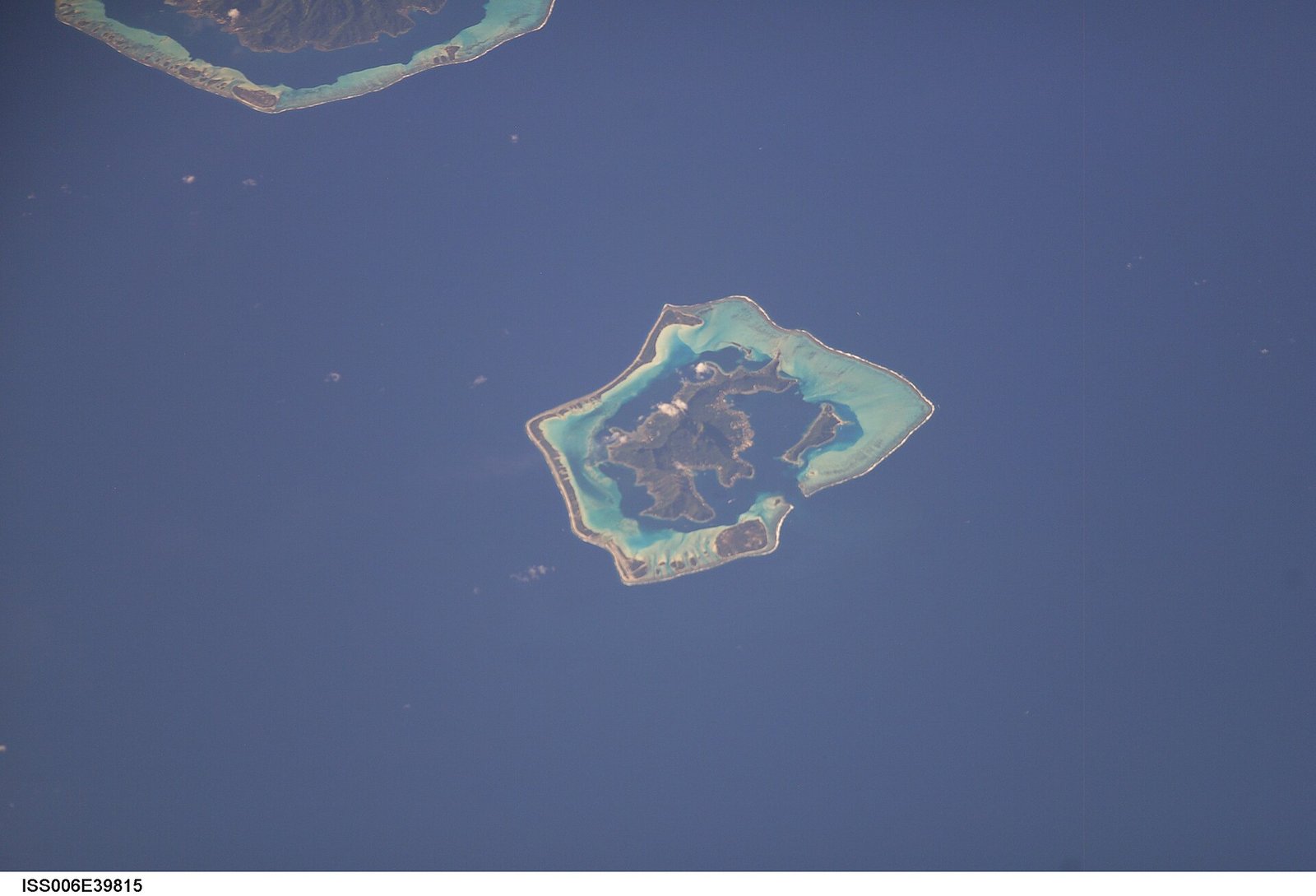 View of the Society Islands taken during ISS Expedition 6. — Photo: Earth Science and Remote Sensing Unit, Lyndon B. Johnson Space Center, Public domain, via Wikimedia Commons