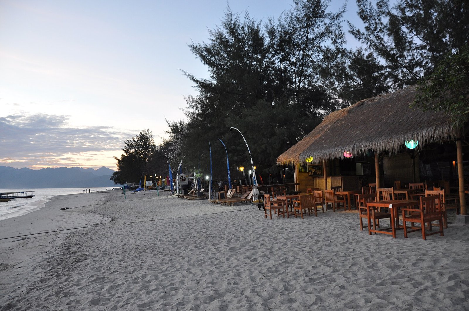 The Gili Islands (Indonesian: Tiga Gili [Three Gilis]) are an archipelago of three small islands — Gili Trawangan, Gili Meno and Gili Air —  — Photo: Jorge Láscar from Melbourne, Australia, CC BY 2.0, via Wikimedia Commons