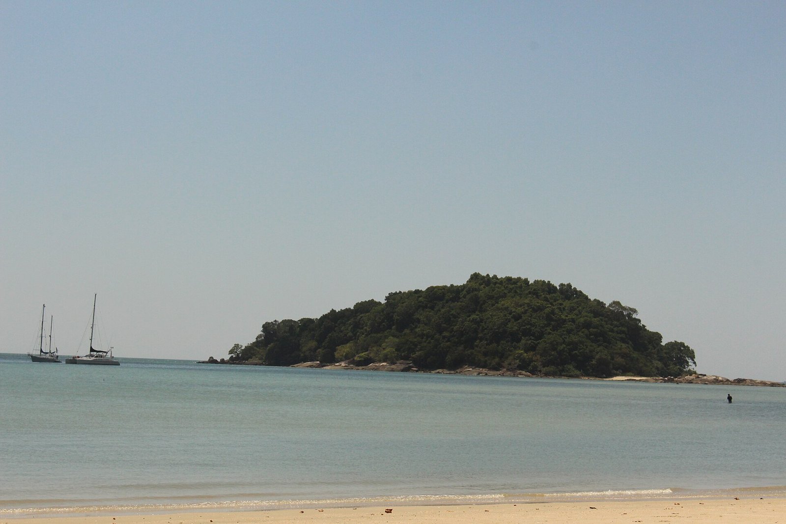 Sea Beach of Langkawi Island — Photo: Mithun89, CC BY-SA 4.0, via Wikimedia Commons