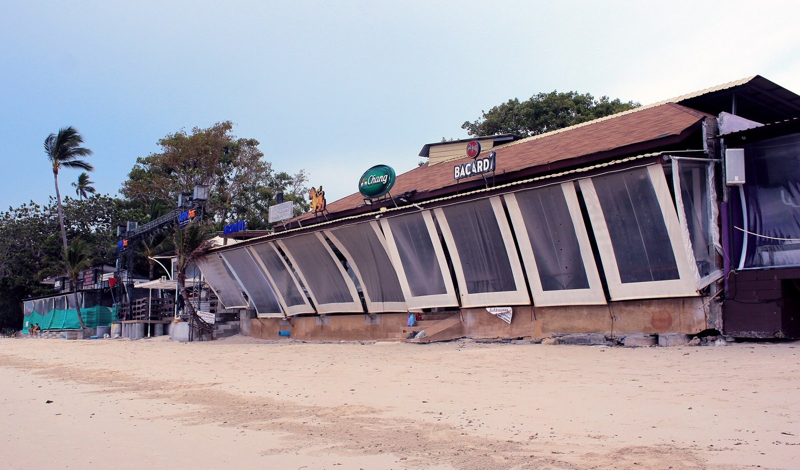 Closed beach front hotel due to COVID-19 lockdown April 2020, "ARKbar Beach Resort", Chaweng, Koh Samui — Photo: Per Meistrup, CC BY-SA 4.0, via Wikimedia Commons