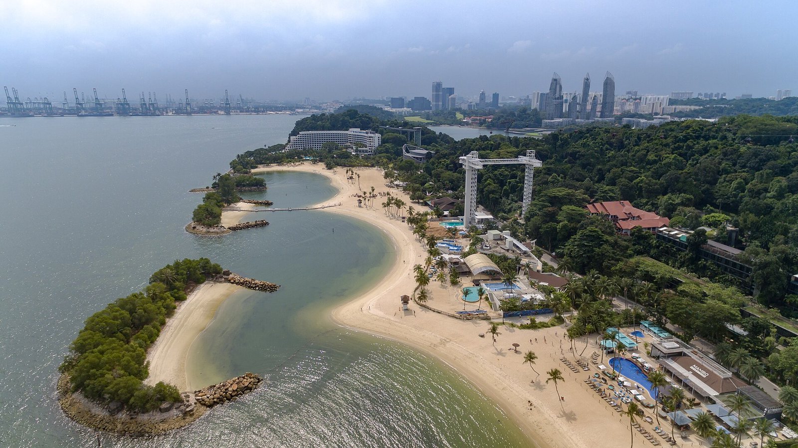 Siloso Beach Sentosa island Singapore Singapur Singapore Luftbild aerial — Photo: dronepicr, CC BY 2.0, via Wikimedia Commons