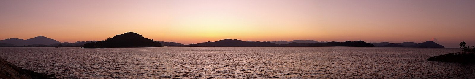 Sunrise over Pantai Cenang. Early sunrise seen from Rebak Island, Rebak Island, Langkawi, Malaysia. — Photo: Umang Joshi, Public domain, via Wikimedia Commons