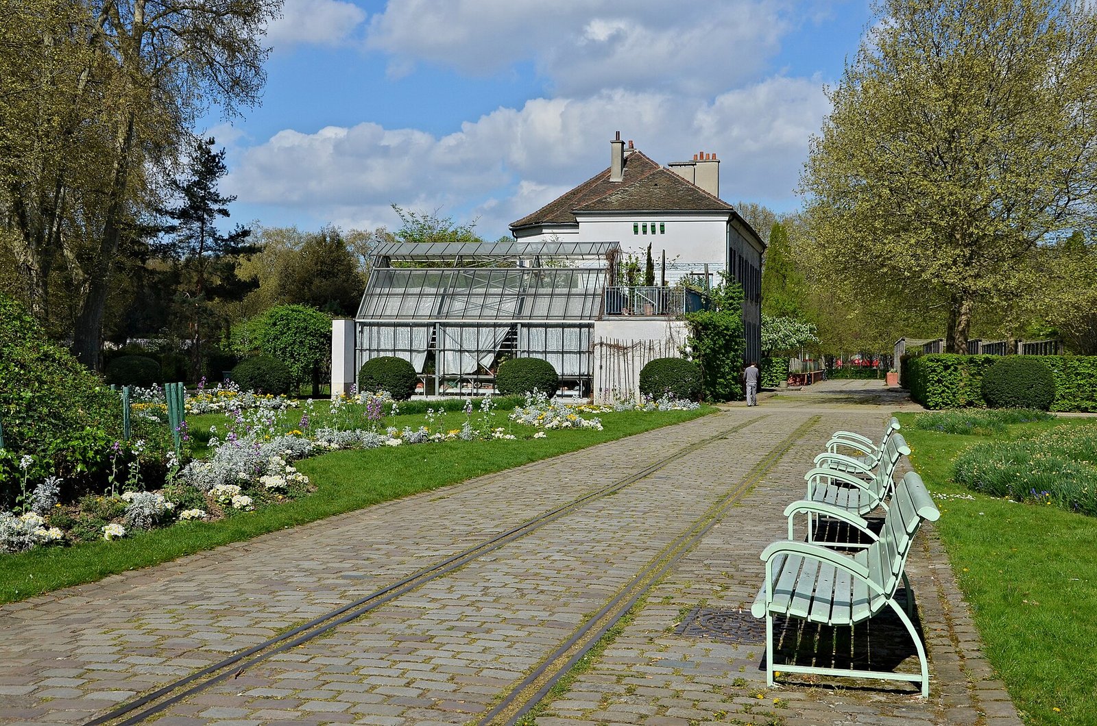 Parc de Bercy, former cobbled road and greenhouse, Paris (12th arr.) — Photo: JLPC, CC BY-SA 3.0, via Wikimedia Commons