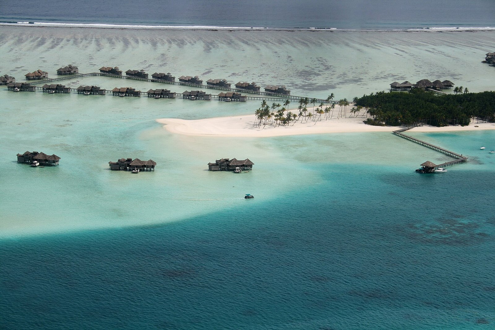 Aerial photo of a small island on a coral reef in the Maldives — Photo: Dr. Ondřej Havelka (cestovatel), CC BY-SA 4.0, via Wikimedia Commons