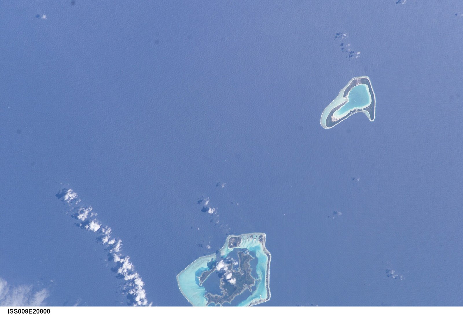 View of the Society Islands taken during ISS Expedition 9. — Photo: Earth Science and Remote Sensing Unit, Lyndon B. Johnson Space Center, Public domain, via Wikimedia Commons