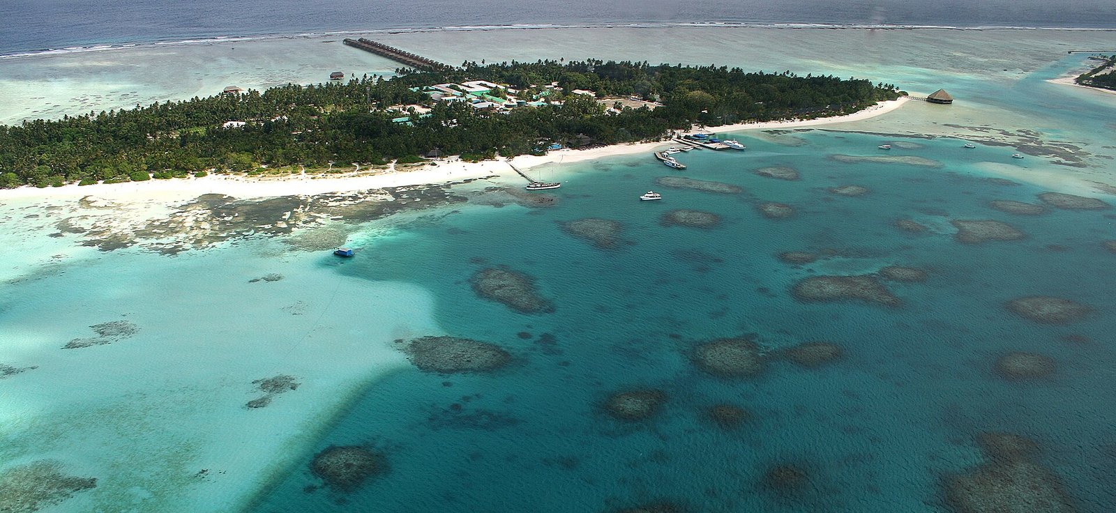 Tourist Resort, Maldives, Indian Ocean, Asia — Photo: Dr. Ondřej Havelka (cestovatel), CC BY-SA 4.0, via Wikimedia Commons