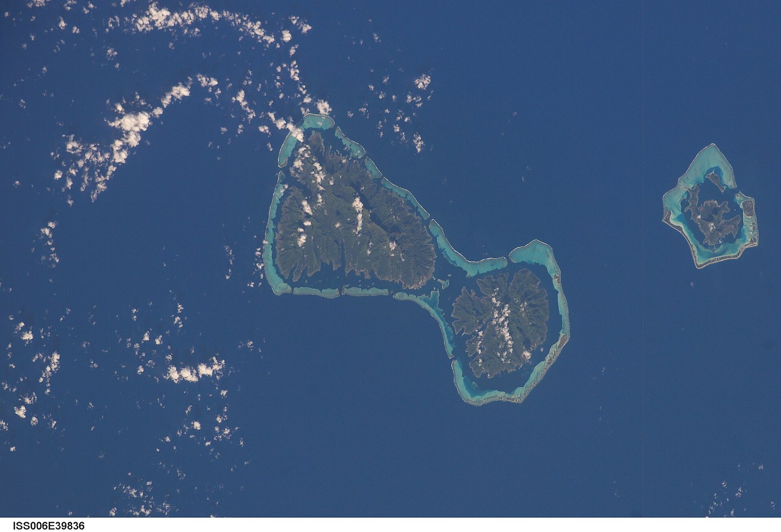 View of the Society Islands taken during ISS Expedition 6. — Photo: Earth Science and Remote Sensing Unit, Lyndon B. Johnson Space Center, Public domain, via Wikimedia Commons