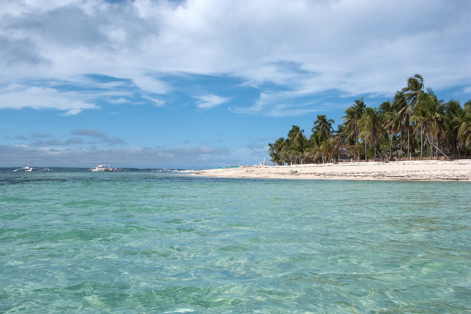Tropical beach. Crystal clear blue water. Malapascua (island), Central Visayas, Philippines. — Photo: Vyacheslav Argenberg, CC BY 4.0, via Wikimedia Commons
