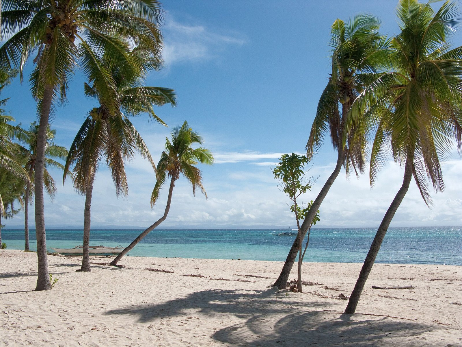 Bounty Beach. Malapascua Island is a small tropical island (just 2 km long and 1 km wide) located in the Visayan Sea. White sandy beaches an — Photo: Vyacheslav Argenberg, CC BY 4.0, via Wikimedia Commons