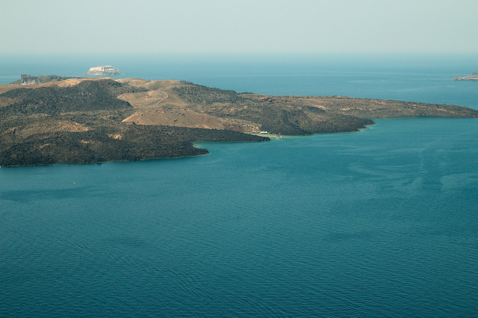 Nea Kameni from Town of Fira, Santorini. — Photo: Zde, CC BY-SA 4.0, via Wikimedia Commons