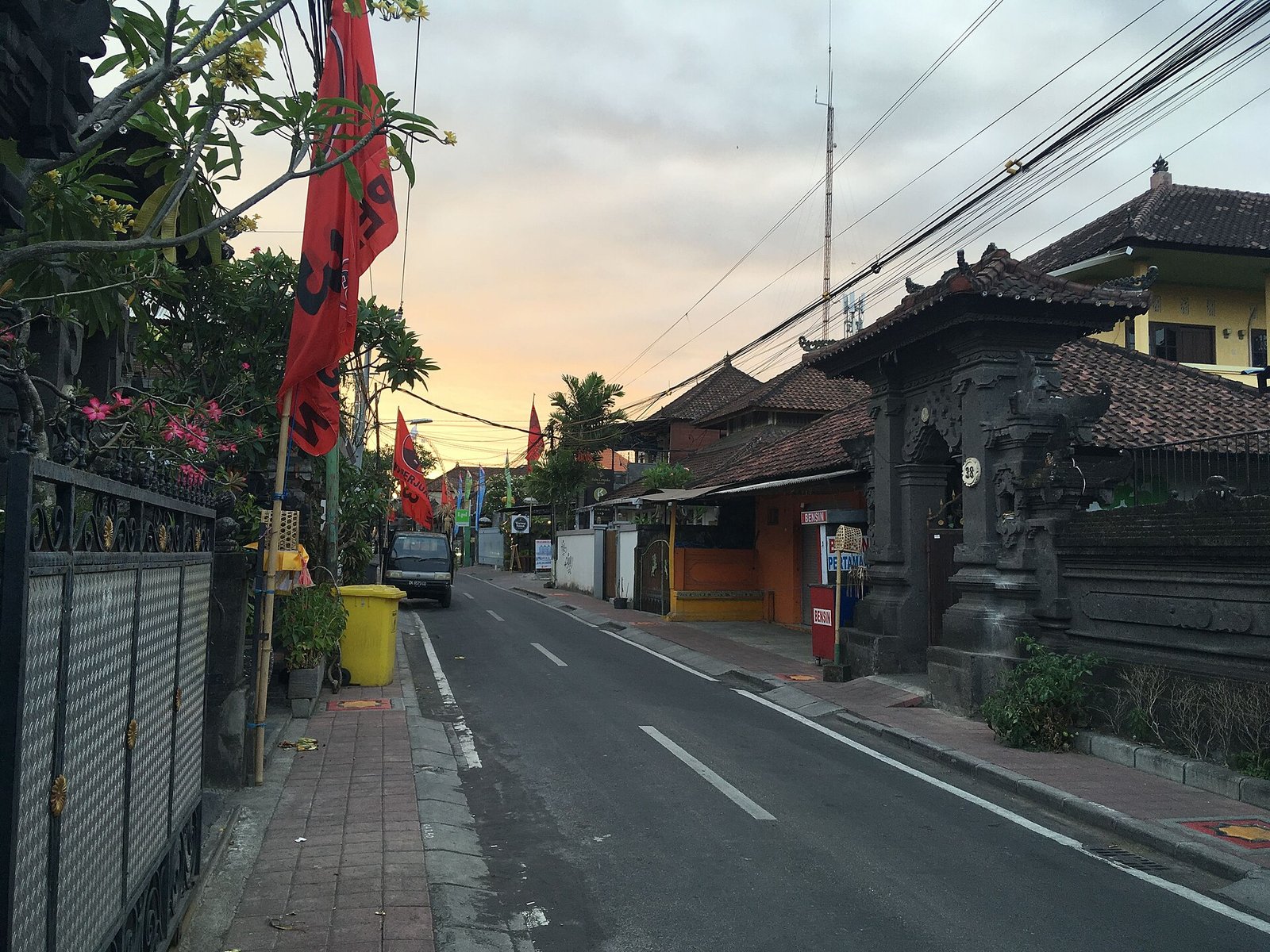 Street in Seminyak, Bali. — Photo: Christophe95, CC BY-SA 4.0, via Wikimedia Commons