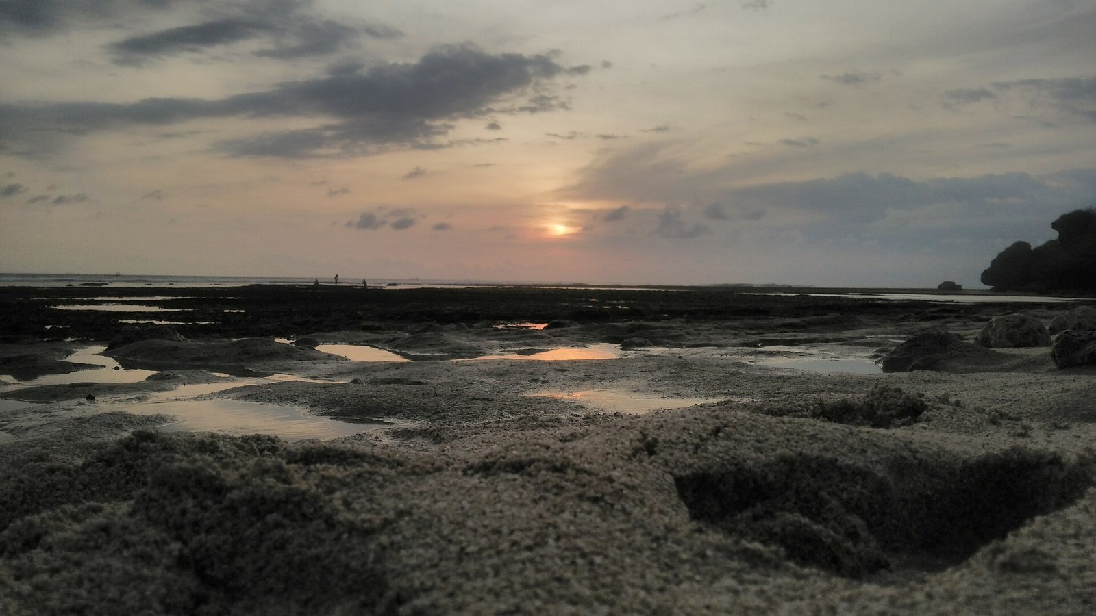 here's the image of beautiful sunset that taken from Nyang-Nyang Beach in Bali Island, Indonesia, the beach was not as popular like another  — Photo: Denyezra, CC BY-SA 4.0, via Wikimedia Commons