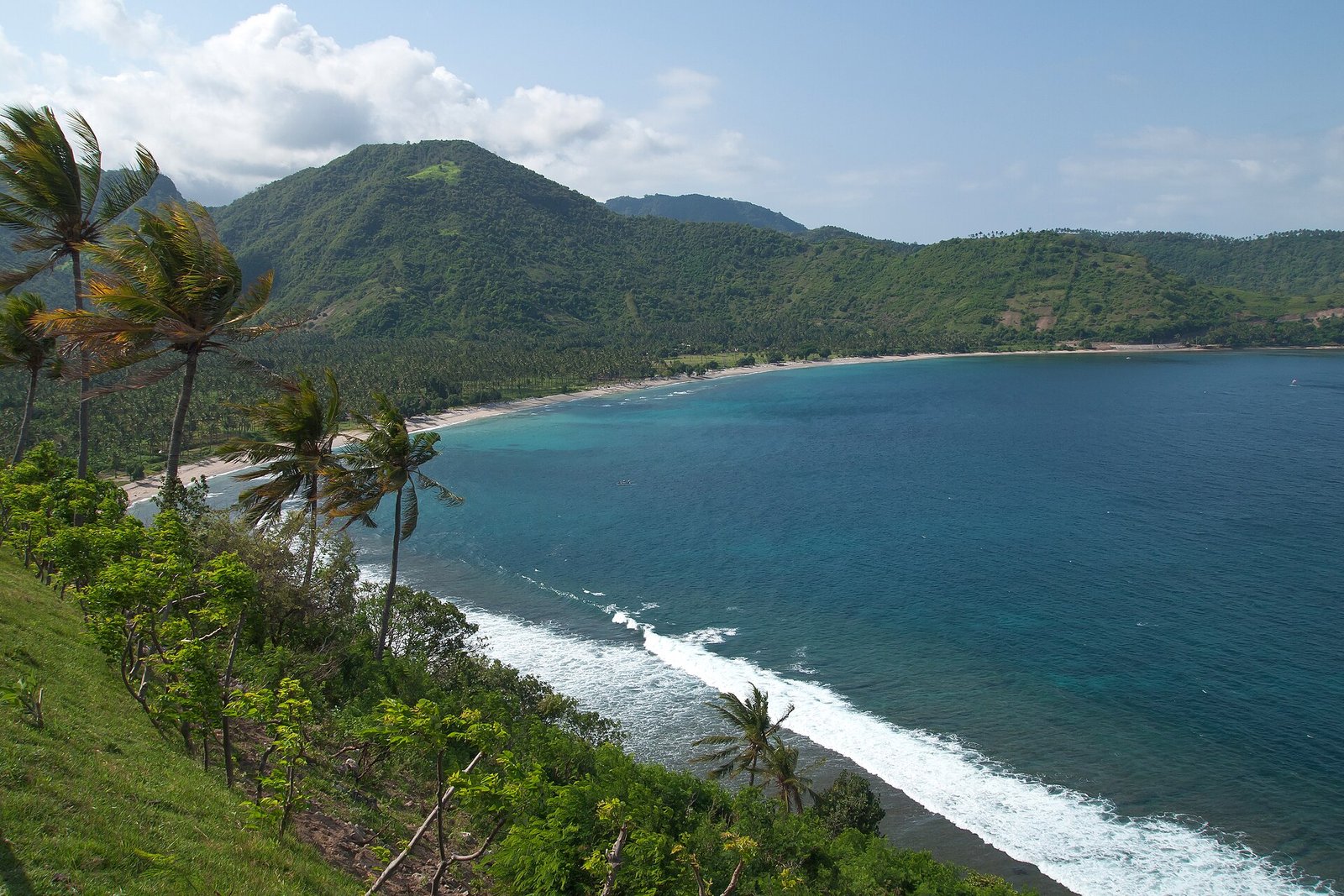 Island beach in the bay. Lombok, Indonesia. — Photo: Vyacheslav Argenberg, CC BY 4.0, via Wikimedia Commons