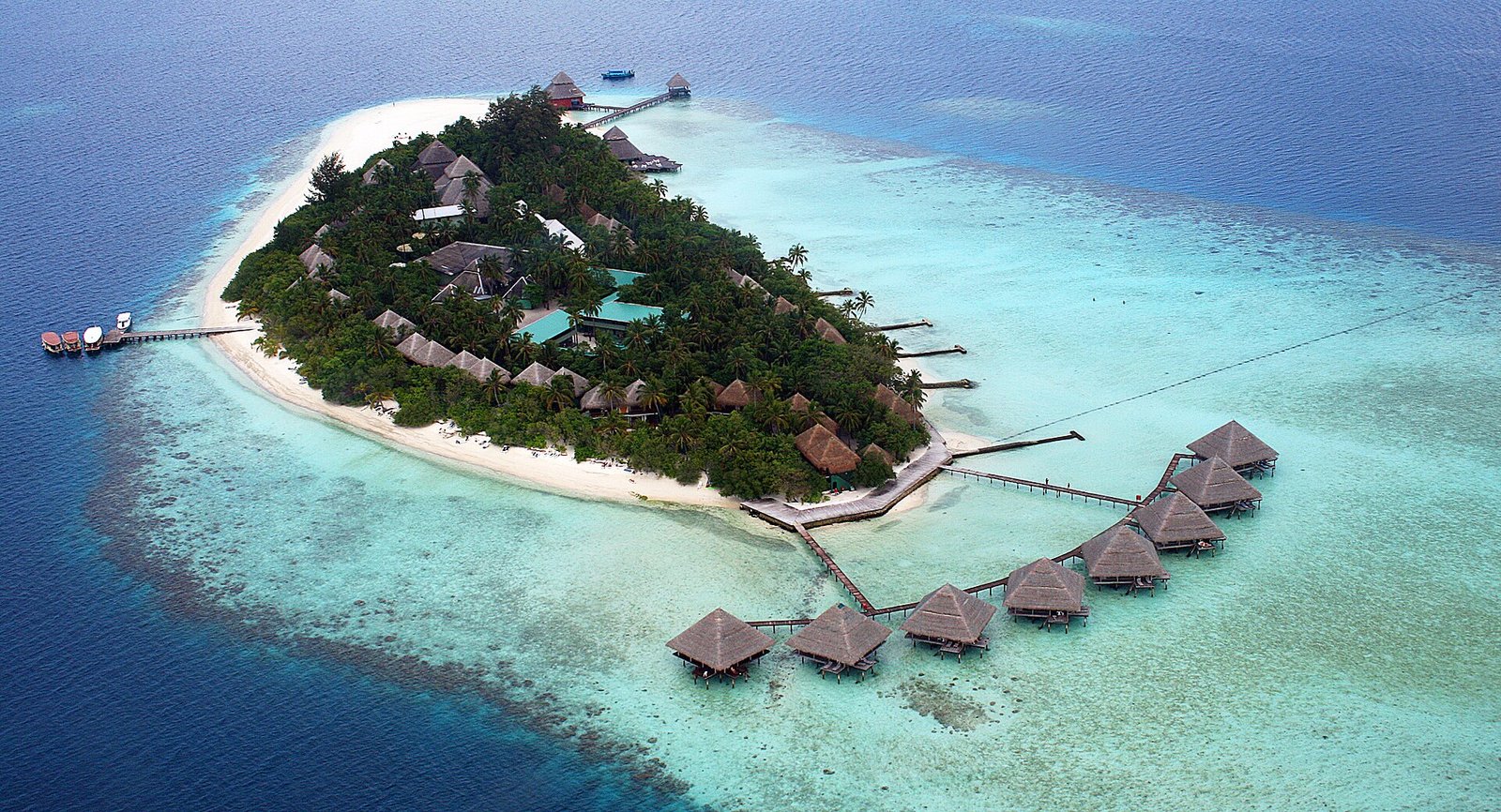 Aerial shot of a small island on a coral reef in the Maldives — Photo: Dr. Ondřej Havelka (cestovatel), CC BY-SA 4.0, via Wikimedia Commons