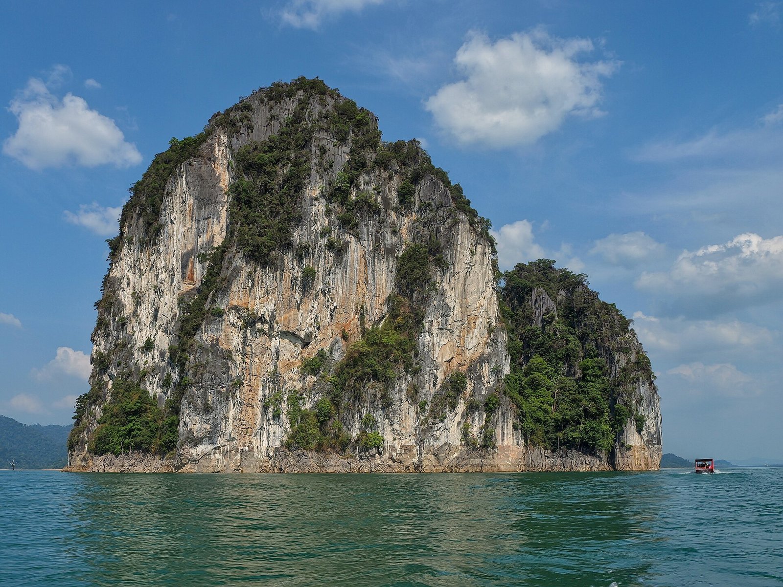 Unnamed island, Cheow Lan Lake. — Photo: The Cosmonaut, CC BY-SA 2.5 ca, via Wikimedia Commons