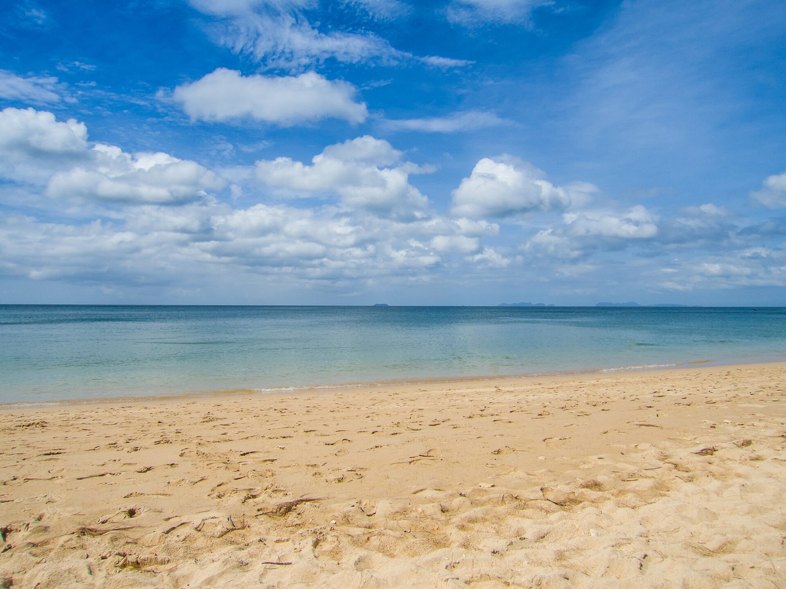 500px provided description: Auf Ko Lanta findet man die viele der sch?nsten Str?nde in Thailand. Ko Lanta is a beautiful beach island. [#lan — Photo: Dronepicr, CC BY 3.0, via Wikimedia Commons
