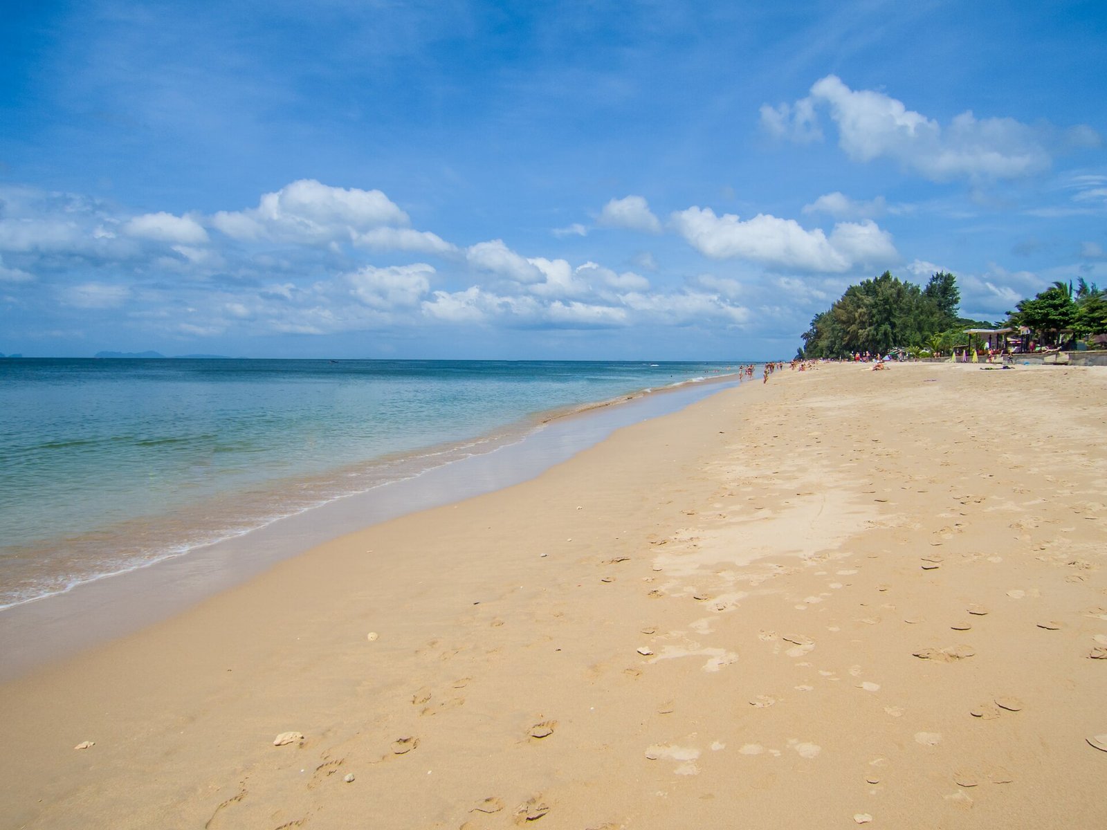 500px provided description: Auf Ko Lanta findet man die viele der sch?nsten Str?nde in Thailand. Ko Lanta is a beautiful beach island. [#lan — Photo: Dronepicr, CC BY 3.0, via Wikimedia Commons