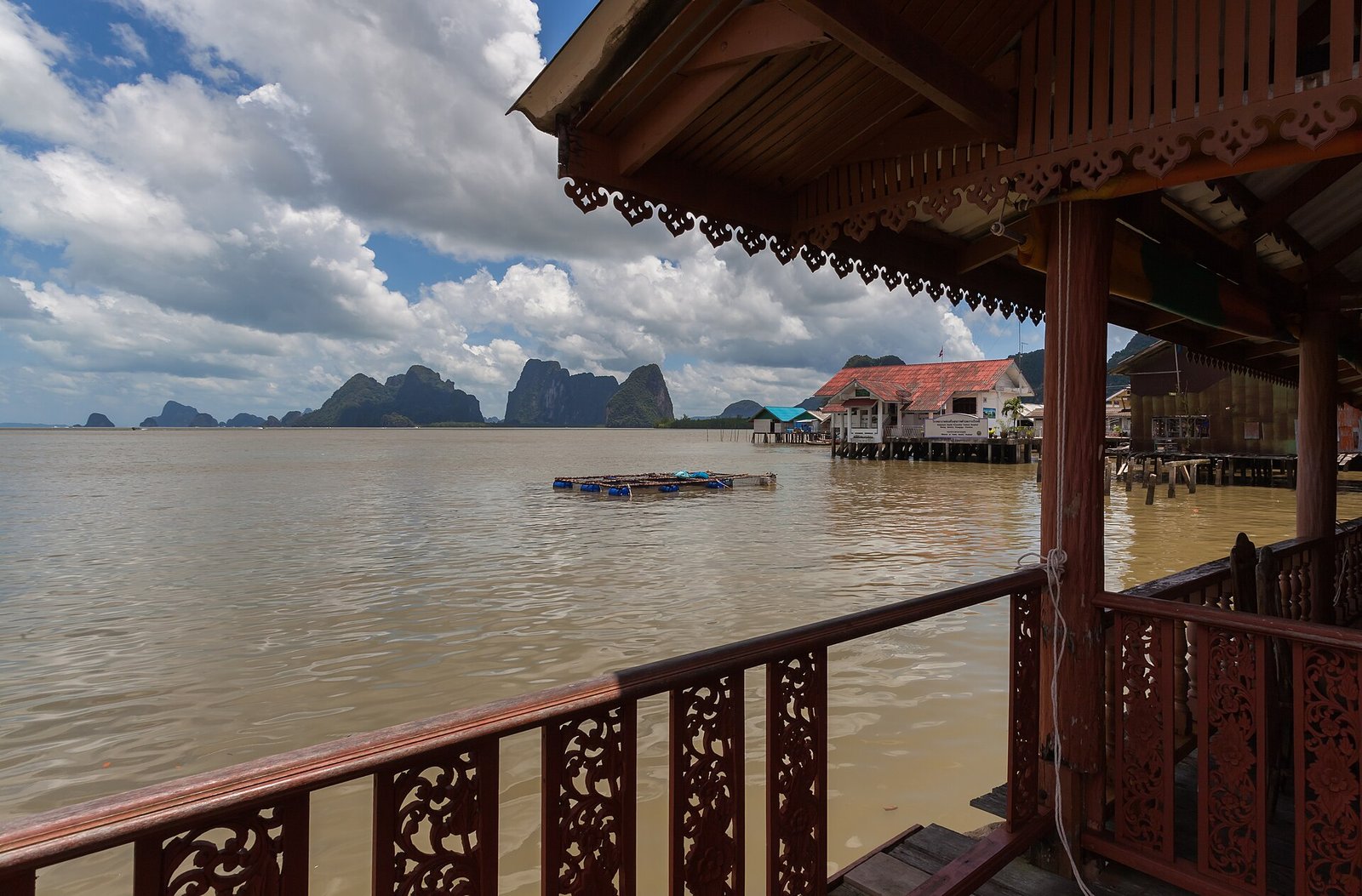 Panyee Island, Phuket, Thailand — Photo: Diego Delso, CC BY-SA 3.0, via Wikimedia Commons