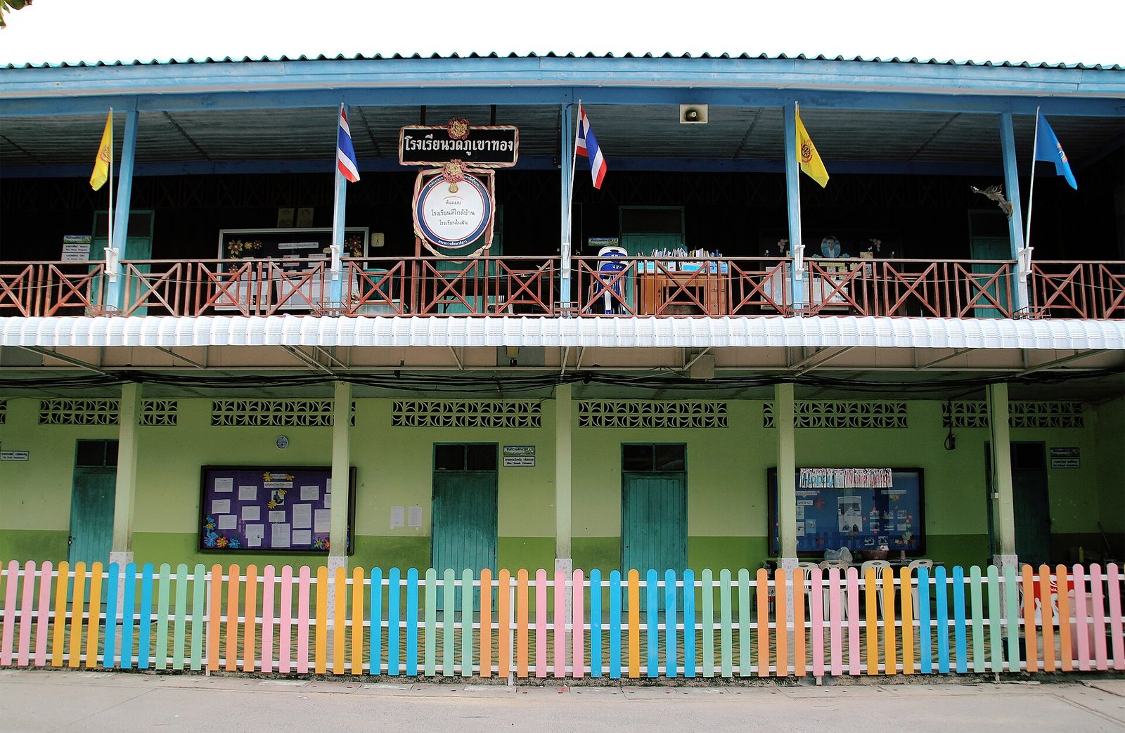 Classroom wing in government Thai school, Wat Phukthao Thong School, Ban Mae Nam, Koh Samui, Thailand. — Photo: Per Meistrup, CC BY-SA 4.0, via Wikimedia Commons