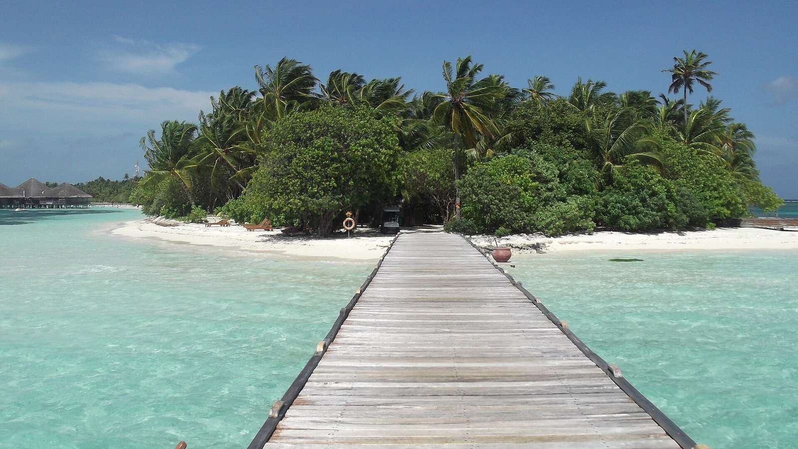 Gangway at Medhufushi Island Resort in the Maldives — Photo: Priyaflorenceshah, CC BY-SA 4.0, via Wikimedia Commons