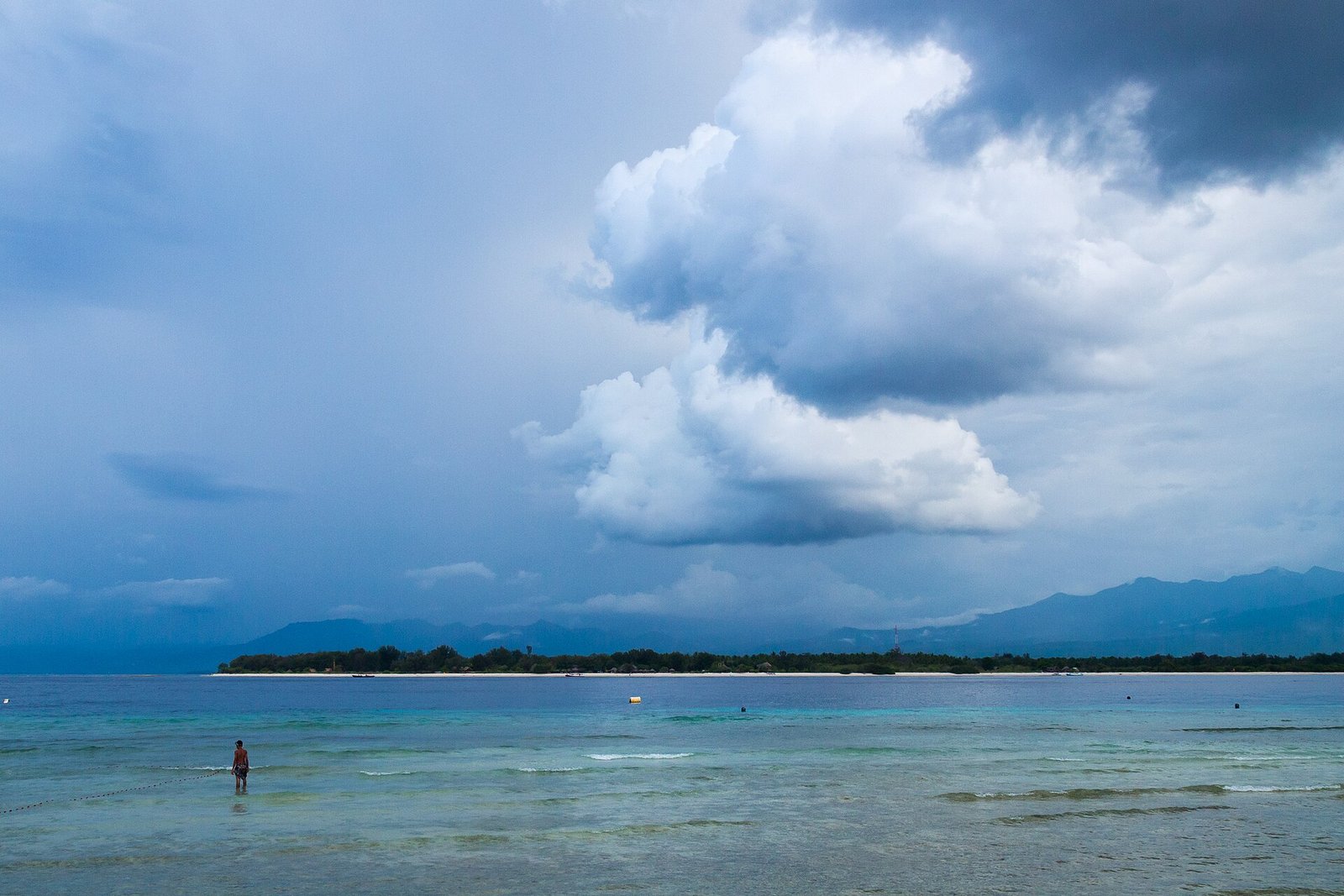 Calm equatorial tropical thunderstorm clouds over the Lombok Strait, Gili Islands, Sunda Islands, West Nusa Tenggara, Indonesia in the inter — Photo: Vyacheslav Argenberg, CC BY 4.0, via Wikimedia Commons