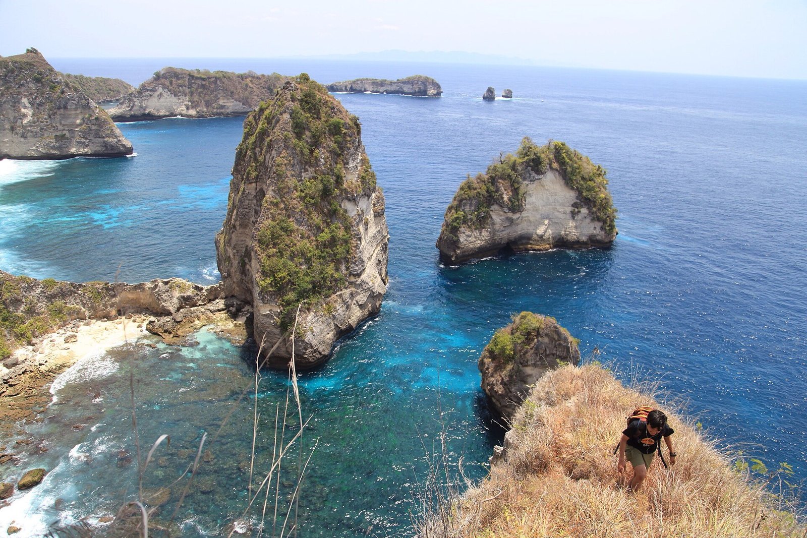 Atuh Beach is located in the beautiful bay with white sand and on the left side is Juntil Cape wich is stick out into the sea and on the rig — Photo: Hendrojkson, CC BY-SA 4.0, via Wikimedia Commons