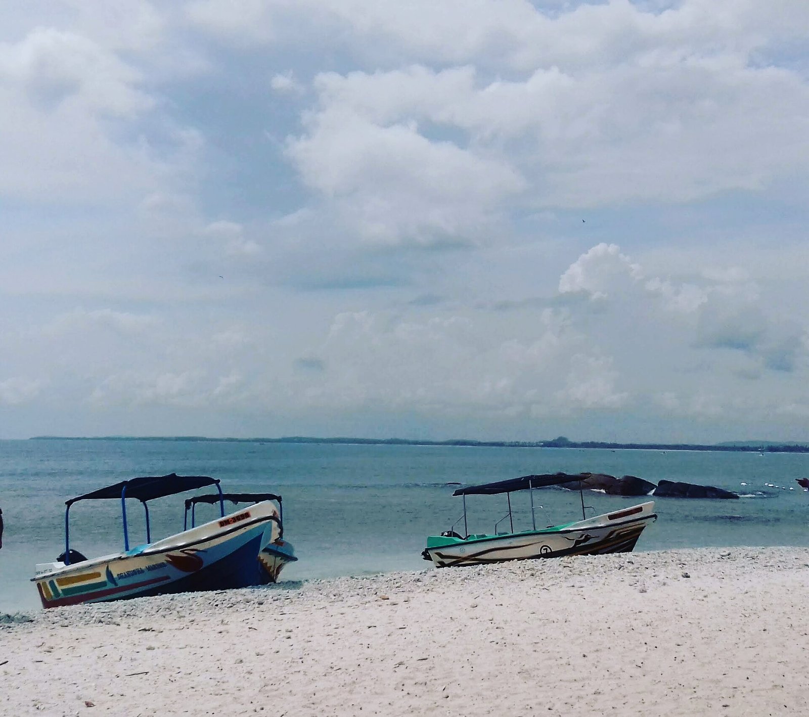 Pigeon Island National Park is one of the two marine national parks of Sri Lanka. The national park is situated 1 km off the coast of Nilave — Photo: Uthpala97, CC BY-SA 4.0, via Wikimedia Commons