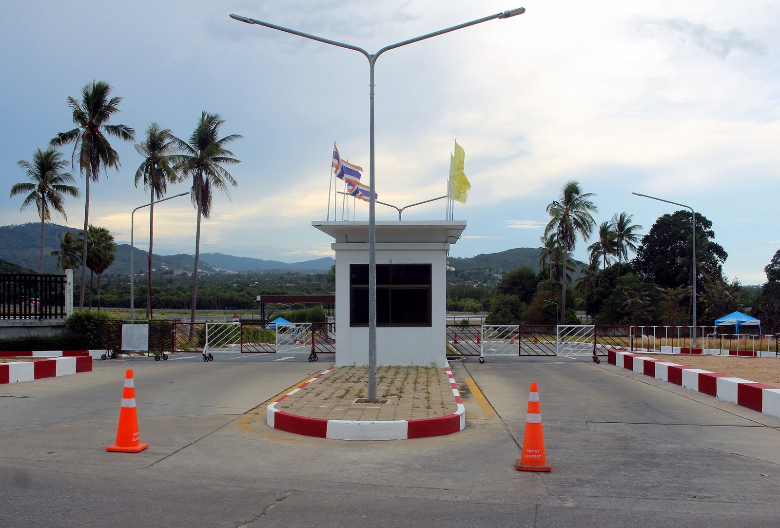 Closed airport, the entrance to USM, Koh Samui Big Buddha Airport, which was closed for all traffic from 6th April to 15th May 2020. — Photo: Per Meistrup, CC BY-SA 4.0, via Wikimedia Commons