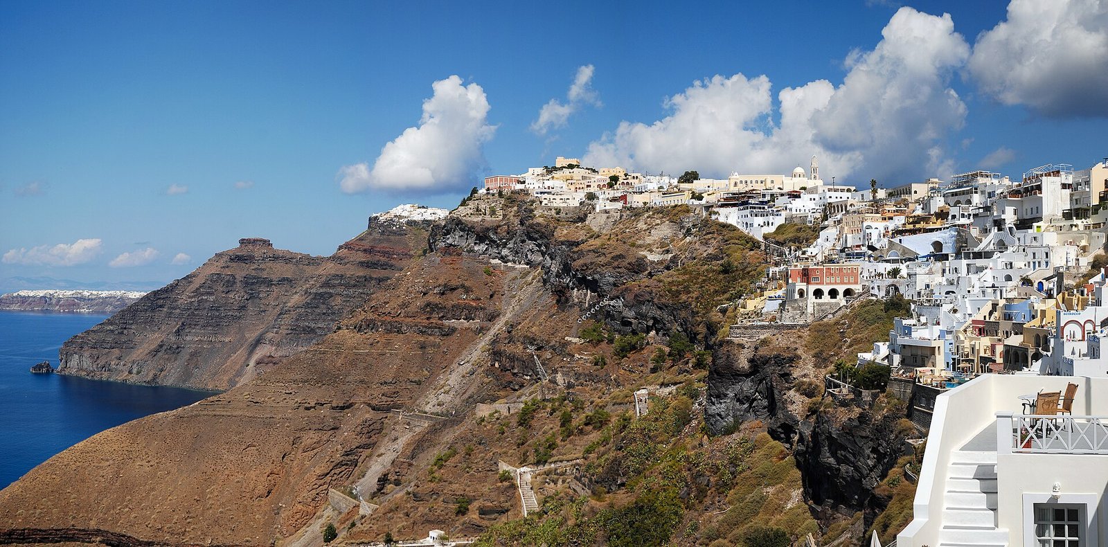 Panoramic view of Fira coast line, Santorini island (Thira), Greece. — Photo: Mstyslav Chernov, CC BY-SA 3.0, via Wikimedia Commons