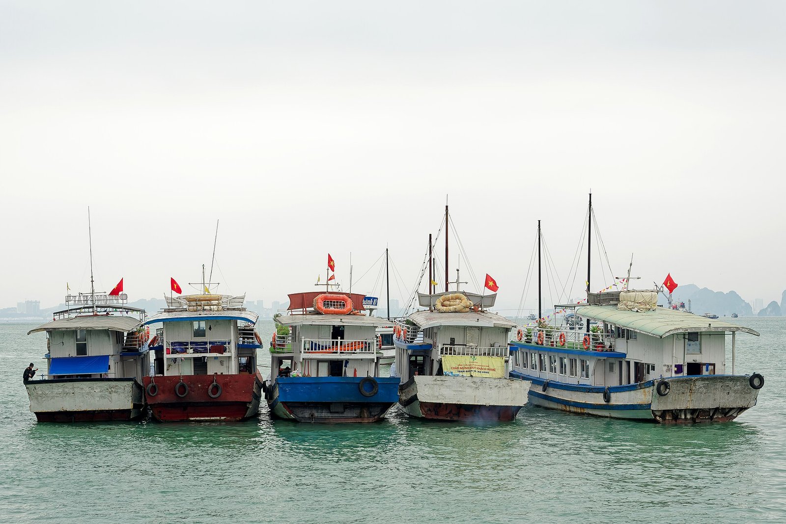 Boats on the coast of Titov Island in Ha Long Bay, Vietnam — Photo: Jakub Hałun, CC BY 4.0, via Wikimedia Commons