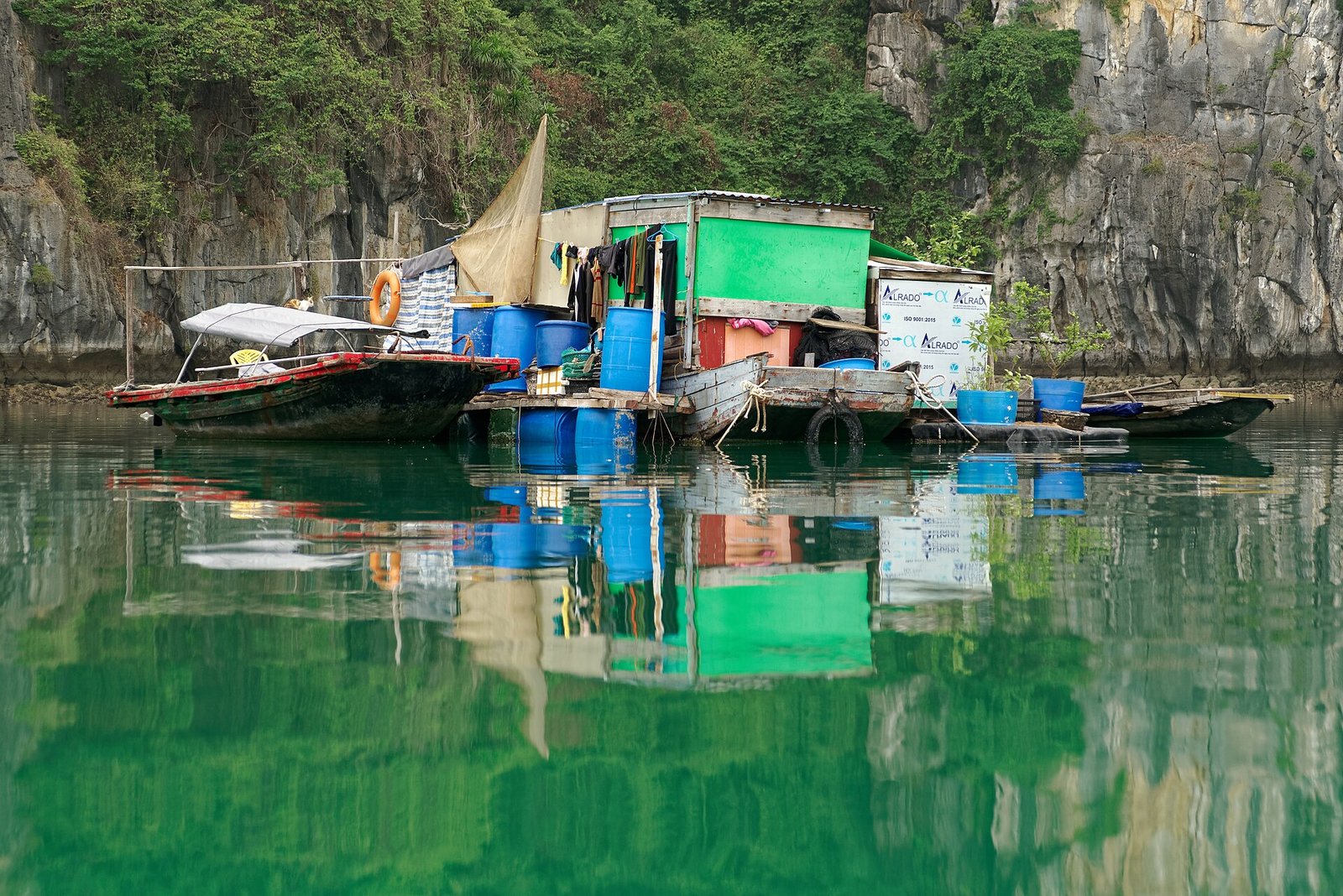 Offshore fishing settlement on the coast of Cat Ba Island in Vietnam — Photo: Jakub Hałun, CC BY 4.0, via Wikimedia Commons