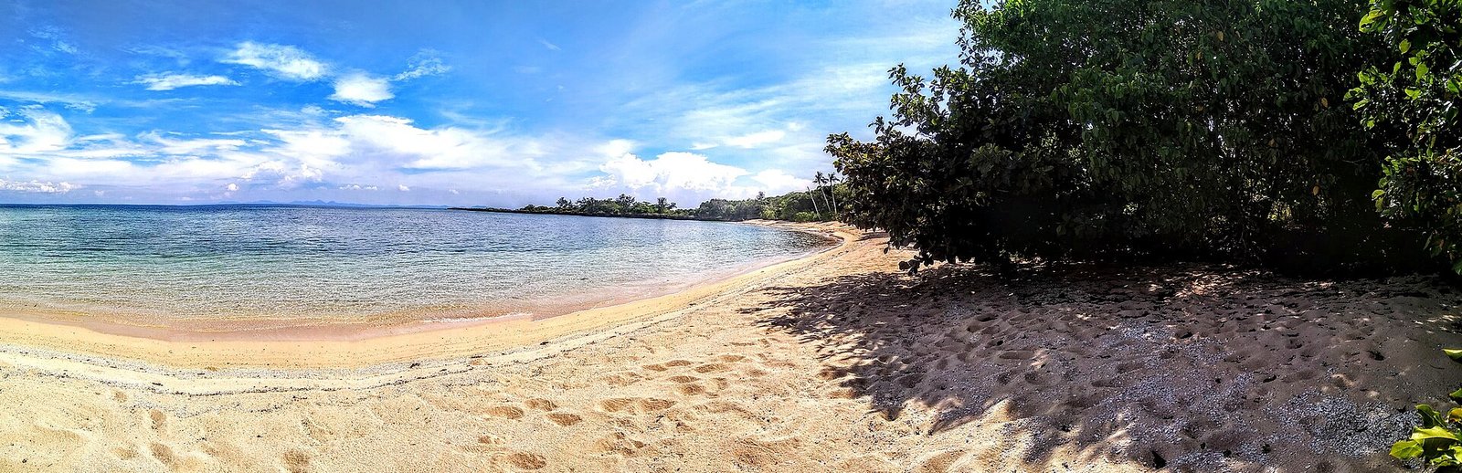 Beach at Phuket Village, Balesin Island Club — Photo: Hugh Mason, CC BY-SA 4.0, via Wikimedia Commons