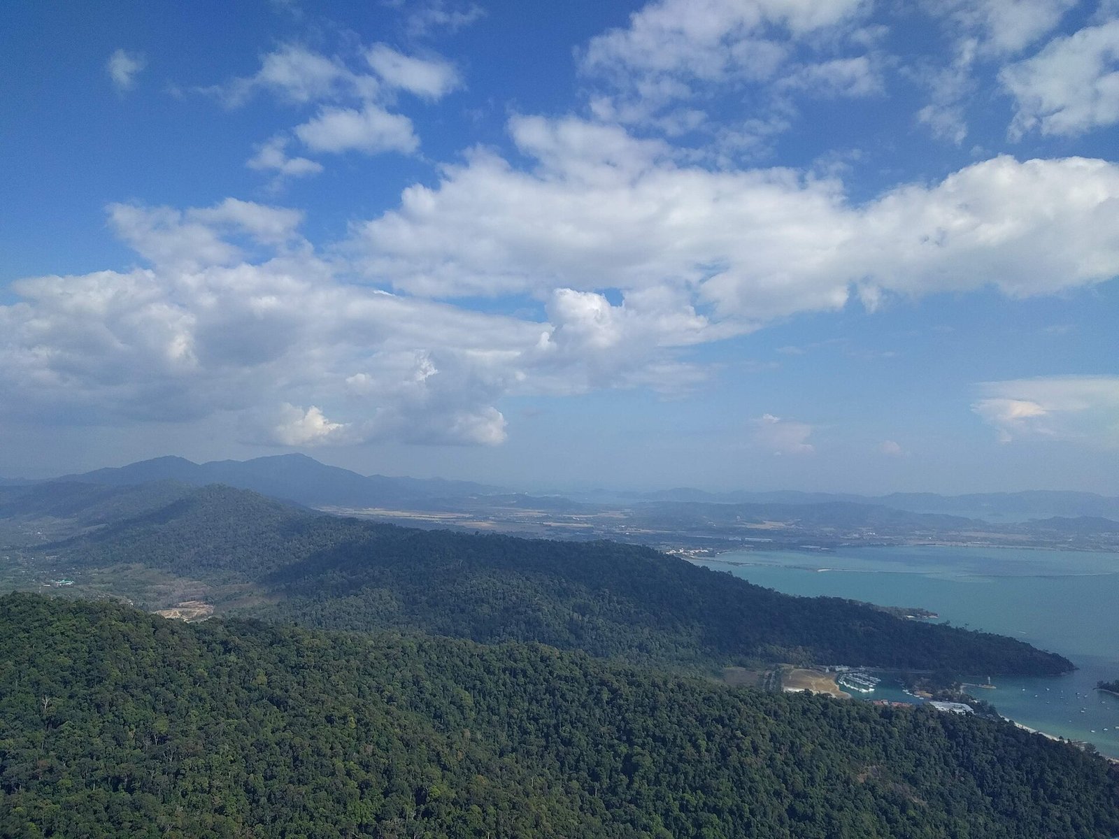 View of Langkawi beaches, hills and islands from the peak of Gunung Machinchang. — Photo: DerYang2004, CC BY-SA 4.0, via Wikimedia Commons