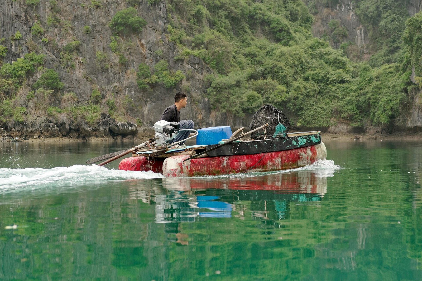 Fisherman boat near the coast of Cat Ba Island, Vietnam — Photo: Jakub Hałun, CC BY 4.0, via Wikimedia Commons