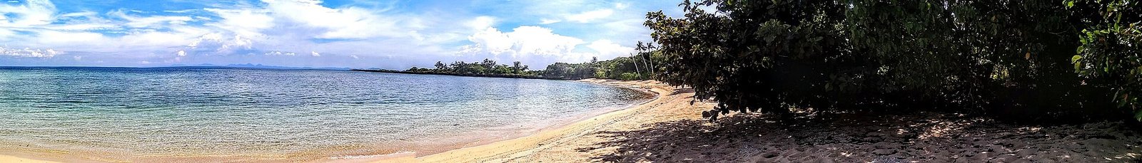 Beach at Phuket Village, Balesin Island Club — Photo: Hugh Mason, CC BY-SA 4.0, via Wikimedia Commons